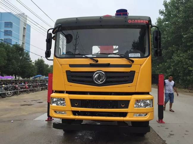 東風(fēng)D701后雙橋（可裝6.3~12噸吊機(jī)）