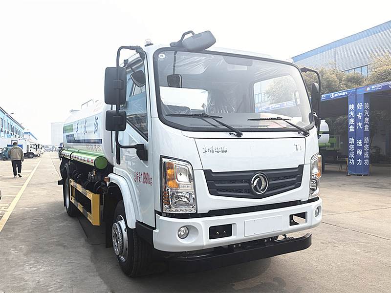 抑塵霧炮車、程力灑水車都來了，開展消毒作業