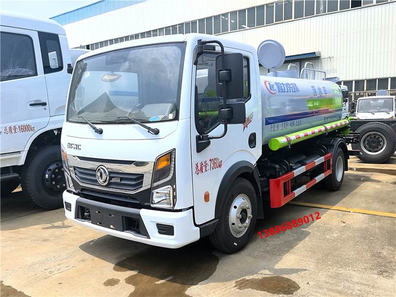 灑水車：城市保潔的雙刃劍，道路養護的大功臣