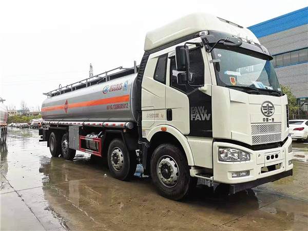 26方運(yùn)油車(chē)，解放前四后六運(yùn)油車(chē)發(fā)車(chē)到遼寧大連